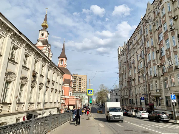 Moscou Rússia Abril 2021 Pessoas Caminhando Pela New Novaya Basmannaya — Fotografia de Stock