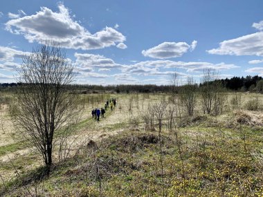 Baharda Moskova bölgesinin Naro Fominsky ilçesindeki güzergahtaki turistler açık havada