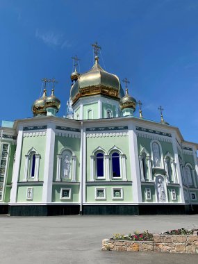Chelyabinsk, Rusya. Açık havada yazın St. Simeon Katedrali