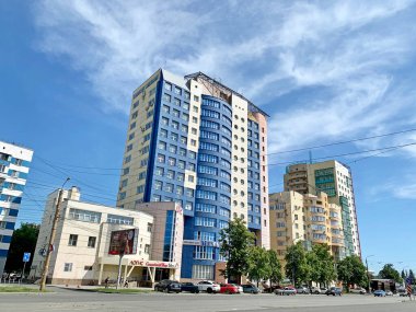 Chelyabinsk, Rusya, 12 Haziran 2021. Yazın Chelyabinsk Kirova caddesinde modern evler