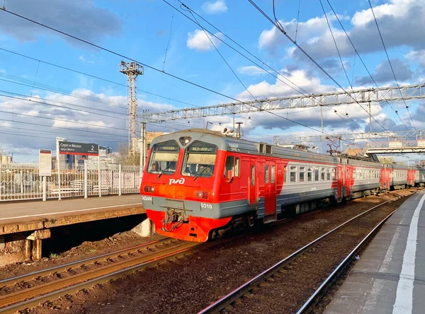 Moscú Rusia Abril 2021 Tren Llega Estación Tren Serp Molot — Foto de Stock