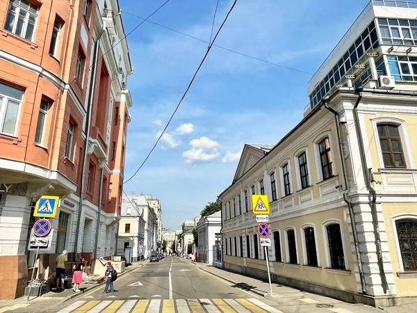 Moskva Ryssland Juni 2021 Folk Går Yakovoapostolsky Lane Klart Väder — Stockfoto