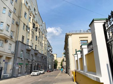 Moskova, Rusya, 26 Haziran 2021. Yazın güneşli havalarda Yakovoapostolsky Yolu