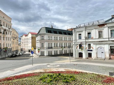 Moskova, Rusya, 30 Haziran 2021. Khitrovskaya Meydanı 'ndan Pevchesky ve Podkolokolny caddelerine bakın. Rusya, Moskova