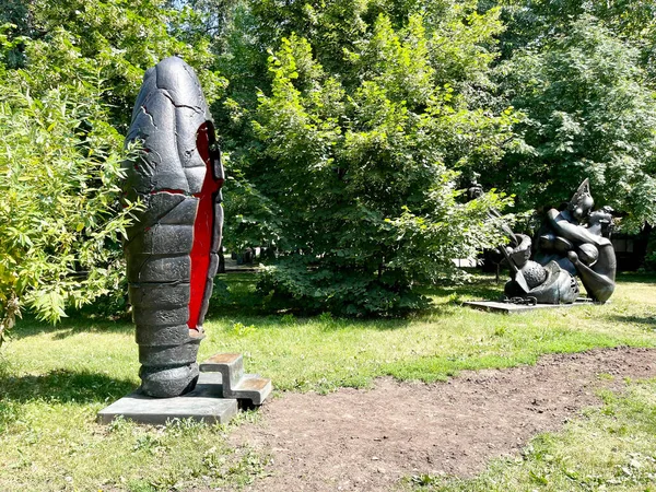 Moscow Russia June 2021 Sculptures Cocoon Kiss Park Sivyakov Lane — Stock Photo, Image