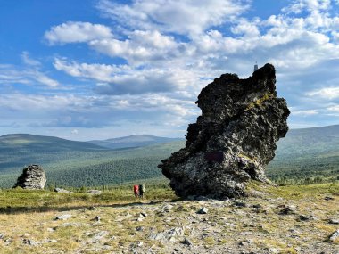 Turistler yazın Dyatlov geçidinden gelirler. Kuzey Uralları