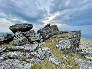 Otorten Dağı 'nın tepesindeki taşlar (1234 metre). Rusya, Kuzey Uralları