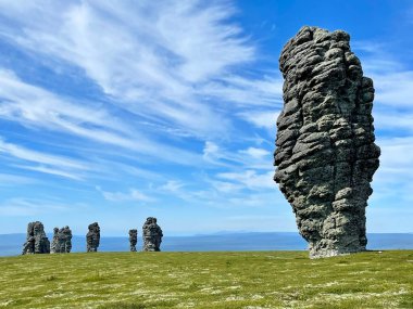 Yazın açık havada Rusya 'nın Komi Cumhuriyeti' ndeki Manpupuner Dağı 'nda havanın taştan sütunları.