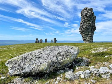 Yazın açık havada Rusya 'nın Komi Cumhuriyeti' ndeki Manpupuner Dağı 'nda havanın taştan sütunları.