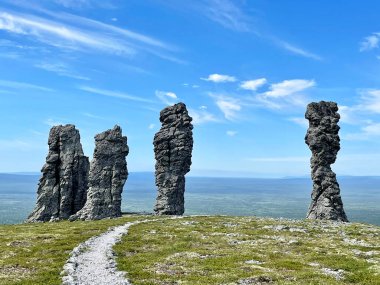 Yazın açık havada Rusya 'nın Komi Cumhuriyeti' ndeki Manpupuner Dağı 'nda havanın taştan sütunları.