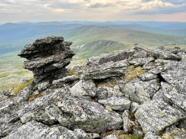 Otorten Dağı 'nın tepesindeki taşlar (1234 metre). Rusya, Kuzey Uralları