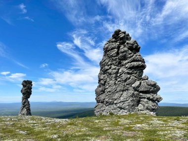 Yazın Rusya 'nın Komi Cumhuriyeti' ndeki Manpupuner Dağı 'nda havanın taştan sütunları. Kayalar Maymun ve Kraliçe