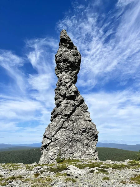 Yazın Rusya 'nın Komi Cumhuriyeti' ndeki Manpupuner Dağı 'nda havanın taştan sütunları. Taş Kraliçesi