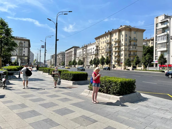 Moscú Rusia Junio 2021 Moscú Gente Caminando Por Calle Zemlyanoy —  Fotos de Stock