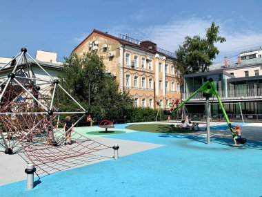 Moskova, Rusya, 18 Ağustos 2021. Moskova 'daki N. N. Pryamikov' un adını taşıyan Tagansky Çocuk Parkı 'nda yürüyen insanlar