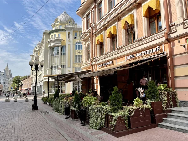 Москва Россия Августа 2021 Года Люди Прогуливаются Возле Кафе Пекарни — стоковое фото