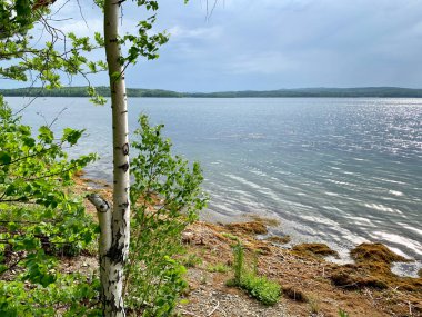 Mayıs ayında Uvildy Gölü üzerindeki bulutlar. Rusya, Chelyabinsk bölgesi