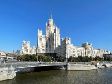 Moskova, Rusya, 28 Ağustos 2021 Moskova, güneşli bir günde yazın Kotelnicheskaya seti üzerinde yüksek binalar.