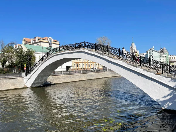 モスクワ ロシア 2021年8月28日 モスクワの歩行者サドヴニチェスキー橋 — ストック写真