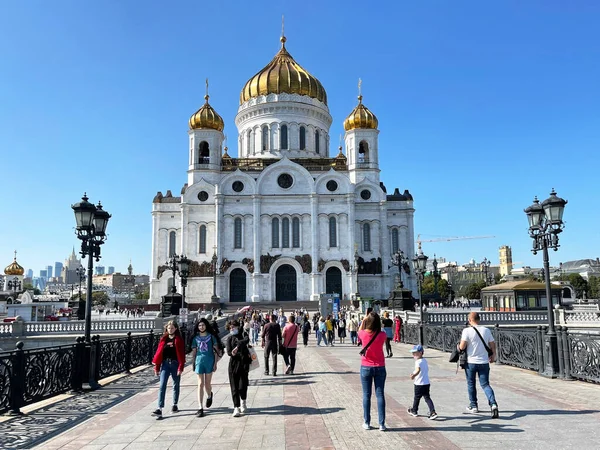 モスクワ ロシア 2021年8月28日 夏にはモスクワの救世主キリスト大聖堂前の総主教橋を歩く人々 — ストック写真