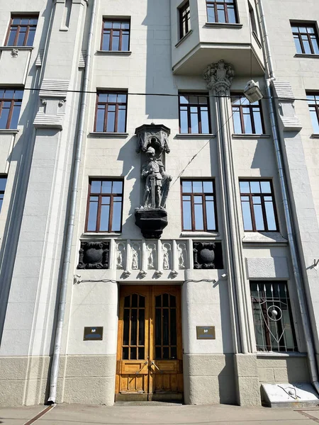 Moscow Russia August 2021 Sculpture Knight Armor Entrance Apartment House — Stock Photo, Image