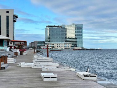 Vladivostok, Rusya, 19 Eylül 2021 Hyatt Vladivostok otelinin inşaatı devam ediyor, Burny. Rusya, Vladivostok şehri.