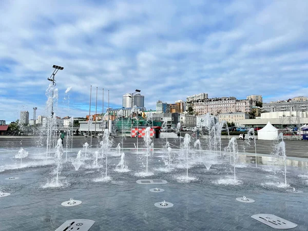 2021年9月19日 俄罗斯符拉迪沃斯托克 俄罗斯 海参崴 在多云的夏日 战斗机广场上一个新的喷泉 以获取苏联的力量 — 图库照片