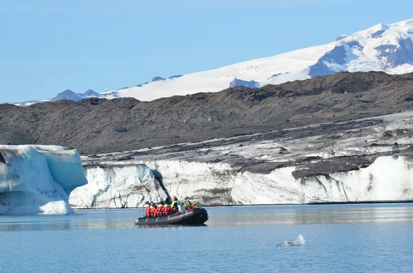 Turistas à procura da lagoa glacial Jok=lsaurloun, Islândia — Fotografia de Stock