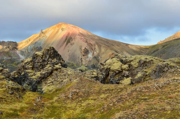 Islândia, Landmannalaugar, montanhas iluminadas e formações de lava — Fotografia de Stock