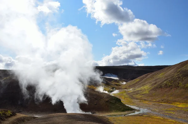 Islande, sources chaudes dans les montagnes — Photo