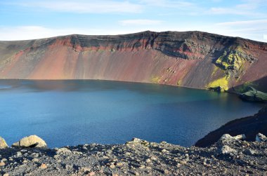 İzlanda, dağ gölü