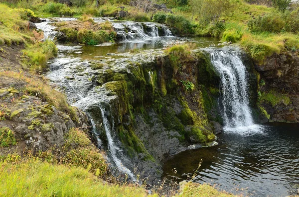 Vattenfallet i bergen i regnväder, Island — Stockfoto