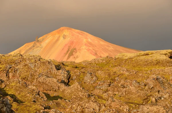 IJsland, Landmannalaugar, riolit bergen en lava formaties op sanrise — Stockfoto