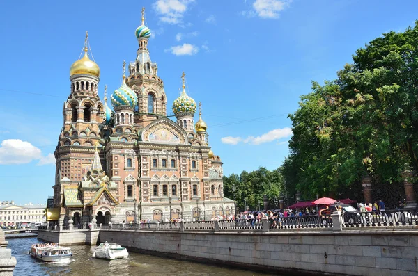 San Pietroburgo, Russia, 20 luglio 2014. Persone che camminano vicino alla Cattedrale del Salvatore sul sangue a San Pietroburgo — Foto Stock