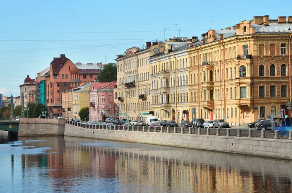 San Pietroburgo, Russia, 02 settembre 2014. Nessuno, auto sul argine del fiume Fontanka a San Pietroburgo — Foto Stock
