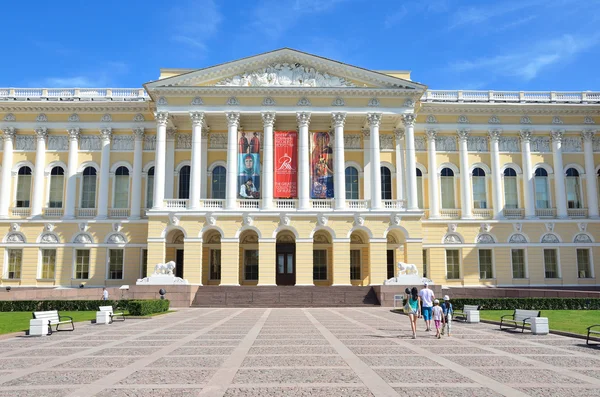 St. Petersburg. Rosja, Jule, 20, 2014. Ludzie chodzą w pobliżu Muzeum Rosyjskie — Zdjęcie stockowe