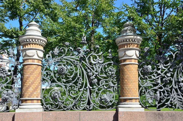 La clôture du jardin Mikhailovsky à Saint-Pétersbourg, Russie — Photo