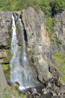 Yağışlı hava, İzlanda dağlarında şelale