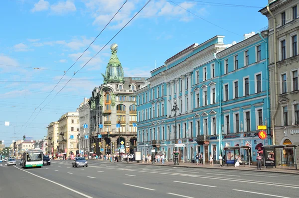 St. Petersburg, Russia, July, 20, 2014. People walking on Nevsky prospect near "Book House"-building company "Zinger" — Stock Photo, Image