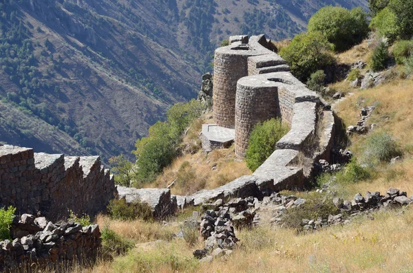 Armenië, Fort Smbataberd hoog in de bergen, 5e eeuw, herbouwd in de 14e eeuw — Stockfoto