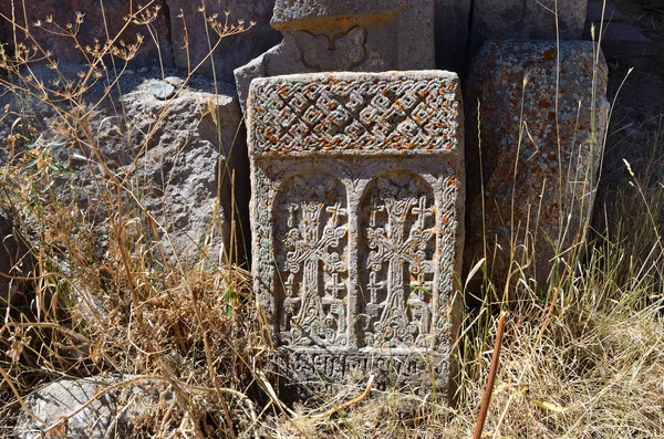 Arménie, starověké khachkars?? Klášter Tsahats-kar — Stock fotografie