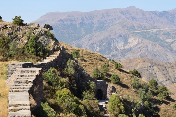 Armenië, Fort Smbataberd hoog in de bergen, 5e eeuw, herbouwd in de 14e eeuw — Stockfoto