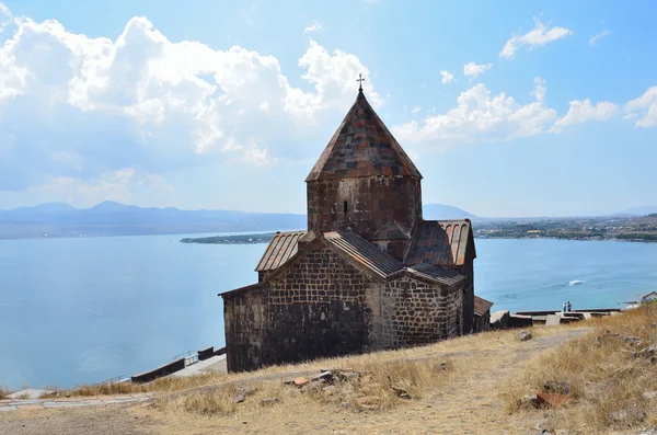 O mosteiro armênio do século IX de Sevanavank no lago Sevan. — Fotografia de Stock