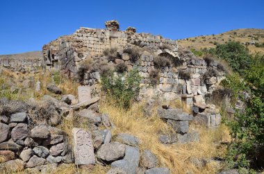 Ermenistan, Tsahats-kar manastır, 5-7 yüzyıl kalıntıları