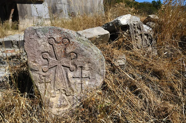 Arménie, starověké khachkars?? Klášter Tsahats-kar — Stock fotografie