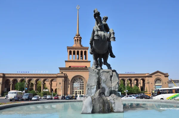 Yerevan, armenien, september 06, 2014. armenische szene: bahnhof in yerevan und denkmal für david sasunsky — Stockfoto