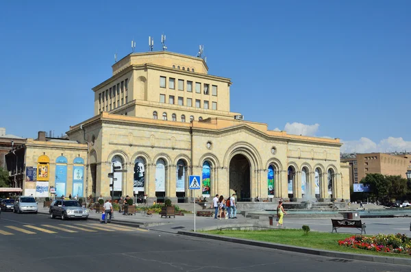 Jerevan, Armenien, September 06, 2014. Armeniska scen: människor gå nära National history Museum av Armenien — Stockfoto