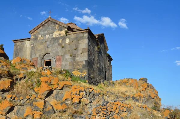 Armenia, jachkars cerca del antiguo monasterio de Hayravank — Foto de Stock