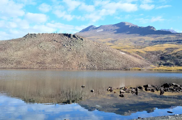 Armênia, lago Kari (lago de pedra) no sopé do monte Aragats — Fotografia de Stock