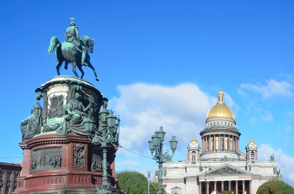 Monument to Emperor Nicholas 1 and St. Isaac's Cathedral in St. Petersburg — Stock Photo, Image